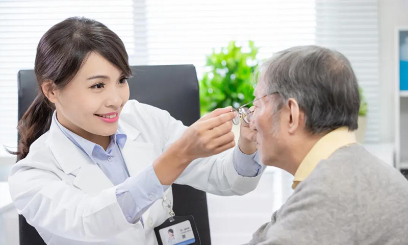 剛進(jìn)入40歲，你能接受戴老花鏡嗎？