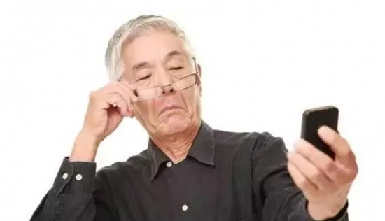 老花眼用手機發(fā)信息成了奢侈，六十歲的困惑看他怎么解決