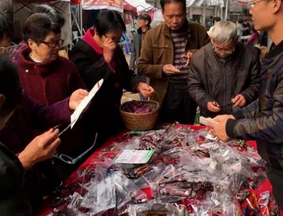 怎么佩戴老花鏡？驗(yàn)光 品牌 質(zhì)量 保養(yǎng)一個(gè)都不能少