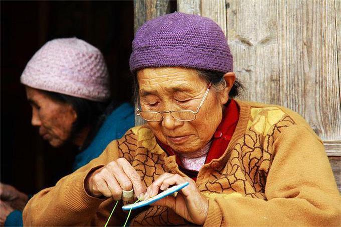 佩戴老花眼鏡，記住這四點(diǎn)，避免對眼睛造成傷害